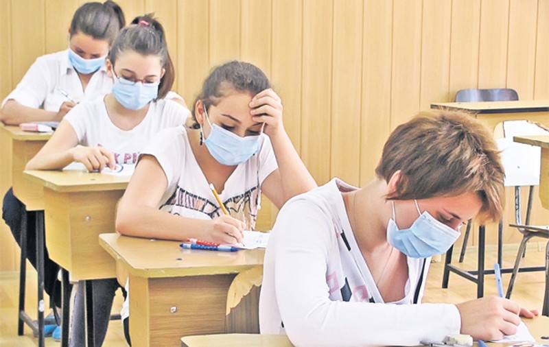 Au dat examenul cu măştile pe feţe!