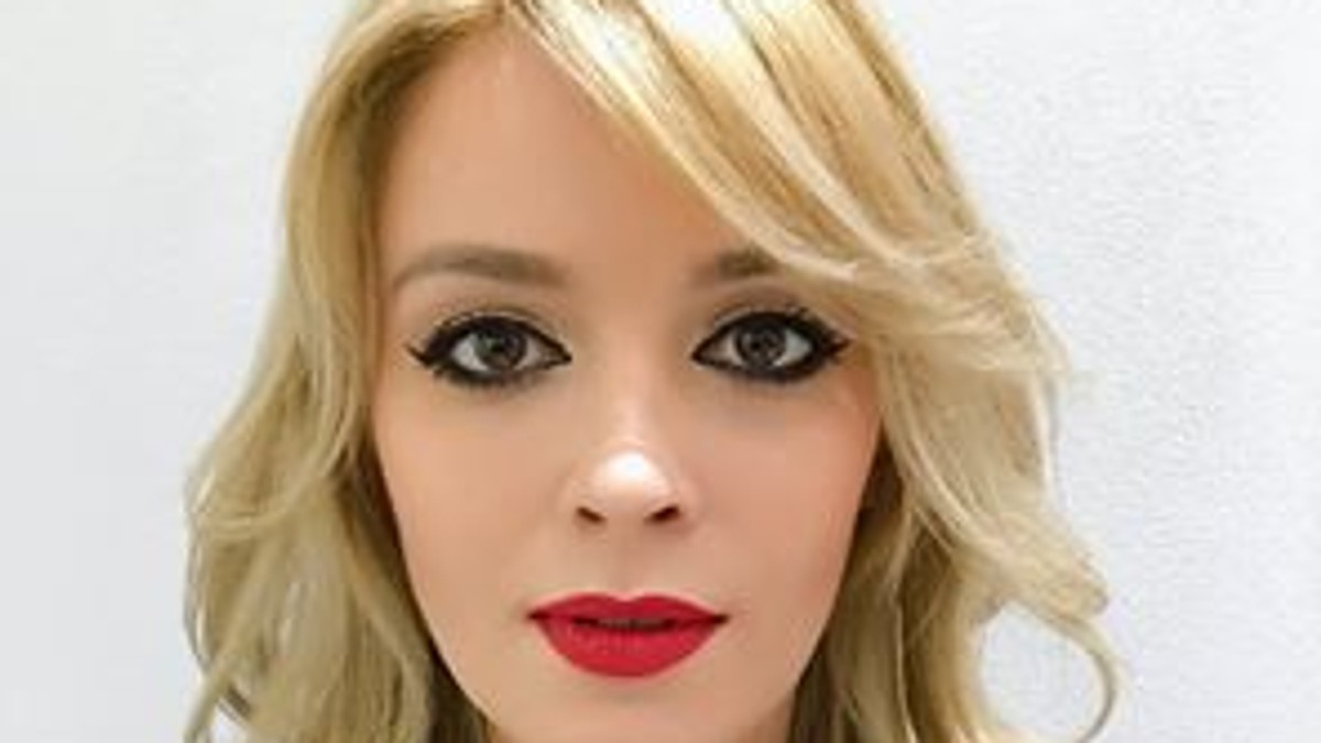 Diana Dumitrescu, într-o rochie de culoare neagră și fardată ca la carte