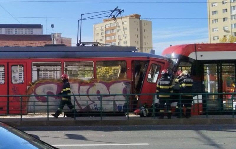Un tramvai din Arad a pornit singur din depou și a lovit un alt tramvai cu pasageri: șapte oameni au fost răniți