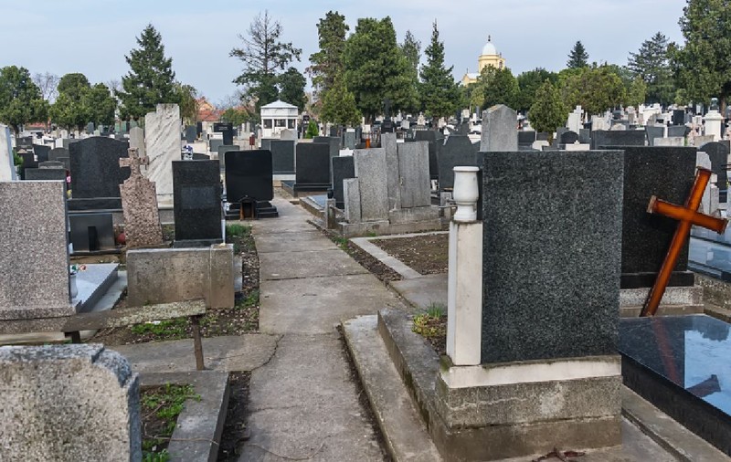 Un bărbat a băut prea mult la o înmormântare. Când s-a trezit și a realizat unde se află, a început să țipe