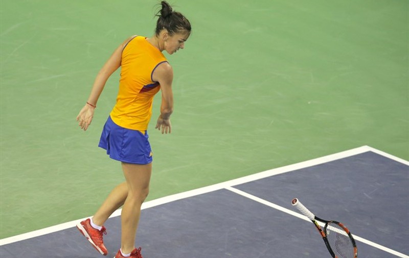 Halep, nervoasă și confuză: ”Am avut crampe, nu m-am antrenat, dar fizic am fost ok”. Critică fanii: ”Cehii au fost mai gălăgioși”