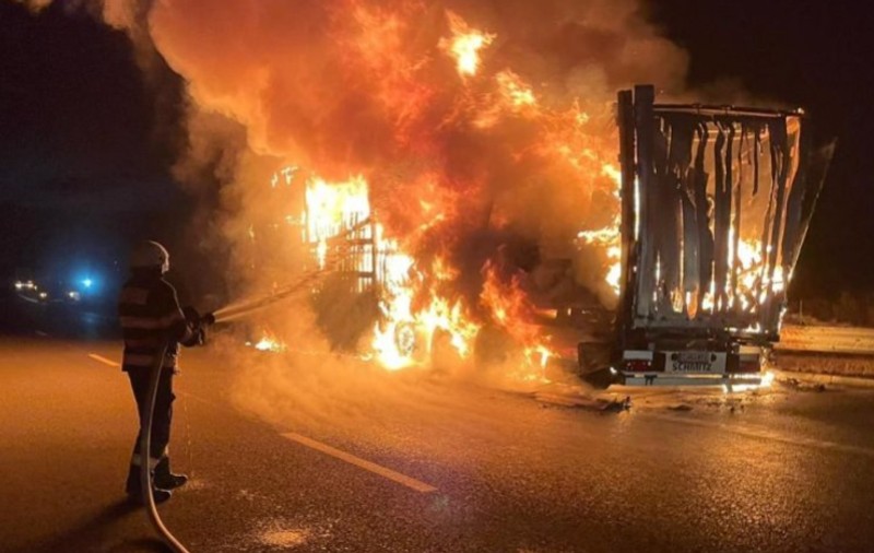 Un TIR plin cu electrocasnice a luat foc pe A3, în Mureș. Șoferul a scăpat nevătămat