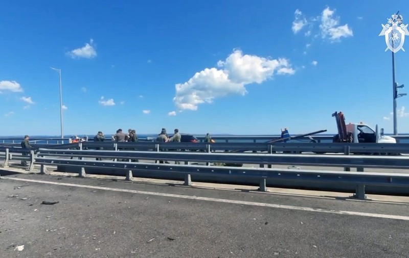 „Au lovit cu drone marine”. Rusia acuză Ucraina pentru atacul asupra podului Kerci și anunță că deschide o anchetă pentru „acte de terorism”