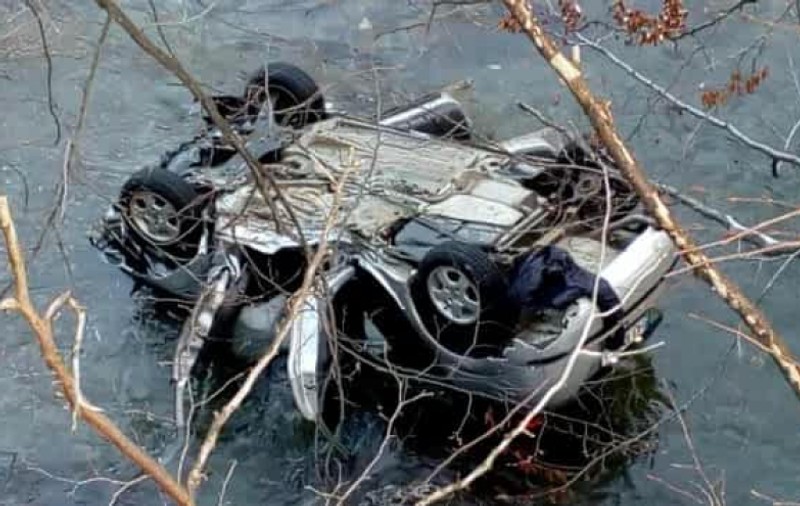 Accident grav în zona barajului de la Valea de Pești. Doi oameni au murit, după ce mașina lor a căzut în Rîul Jiu