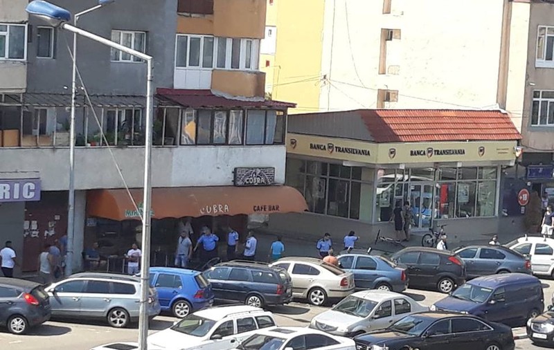 Bătaie cu săbii și topoare, într-un bar din Târgu Jiu. Șase scandalagii au fost reținuți | VIDEO