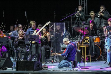 În concert, alături de o orchestră de muzică clasică | Foto: Facebook