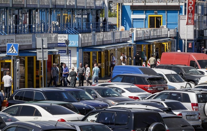 Rușii, nevoiți să cumpere mașini second hand, după ce industria auto a fost drastic afectată de sancțiunile occidentale