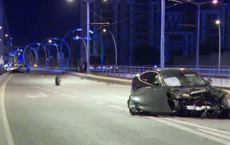 Patru persoane rănite, într-un accident pe Pasajul Basarab din Bucureşti. Două mașini s-au ciocnit violent