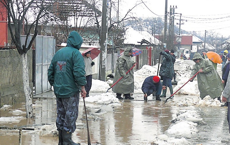 Inundaţiile şi ninsorile fac ravagii în ţară