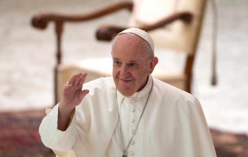 Papa Francisc îşi schimbă obiceiurile: ”Vă cer iertare pentru că vă salut de departe”