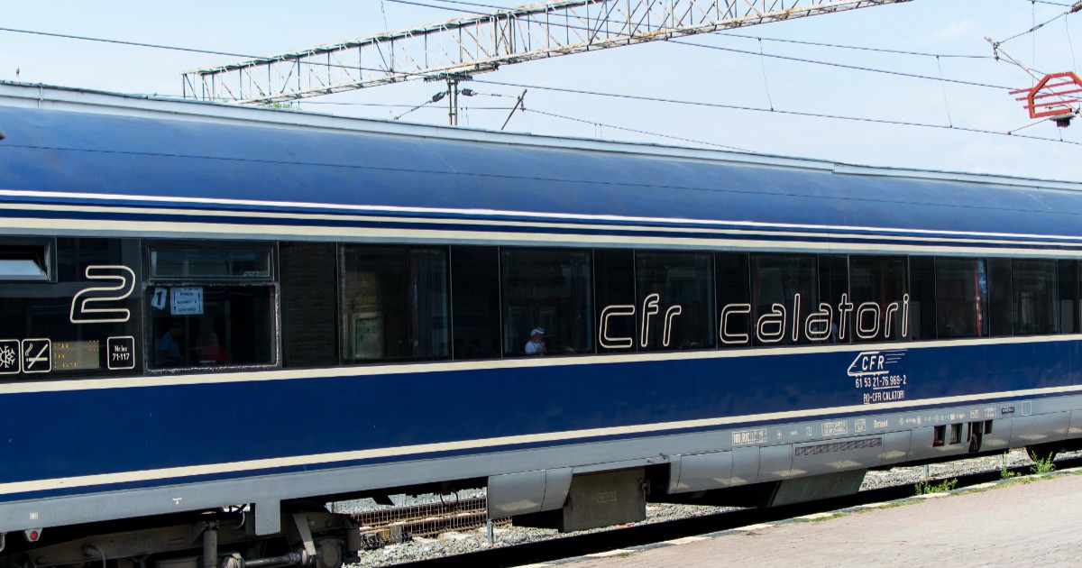 Un tren albastru CFR staționat.