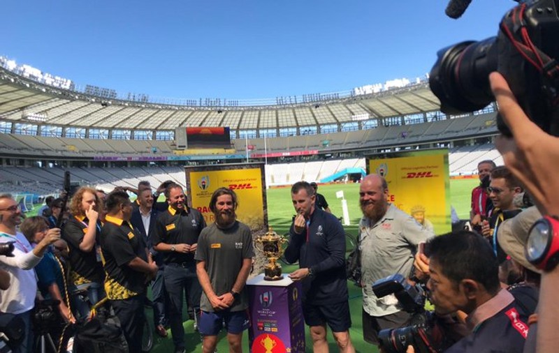 Au fluierat din Anglia în Japonia. Doi cicliști au parcurs peste 20.000 km în 231 de zile pentru a aduce fluierul pentru meciul de deschidere al Cupei Mondiale de rugby 2019