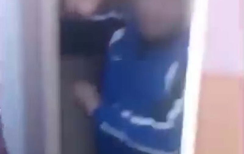 Un elev a fost închis într-un dulap, batjocorit și bătut de colegi. Imagini scandaloase într-o școală din Olt - VIDEO 11 elevi au fost sancționați