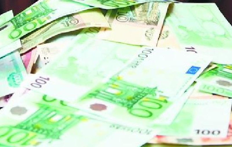 Nouă din zece români au credite