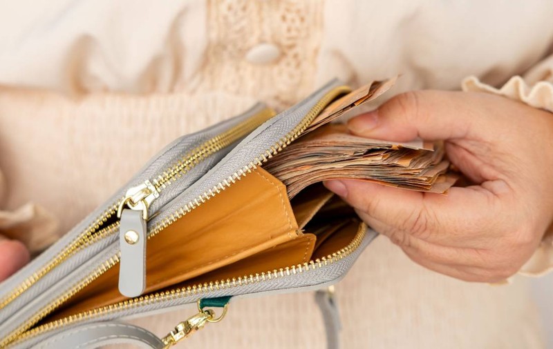 O femeie a găsit o geantă cu 6.130 de euro, a dus-o la obiecte pierdute și după un an s-a întors și a cerut banii. I-a primit pe toți, plus dobândă