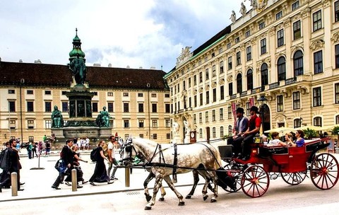 Trăsură cu cai prin Viena, capitala Austriei