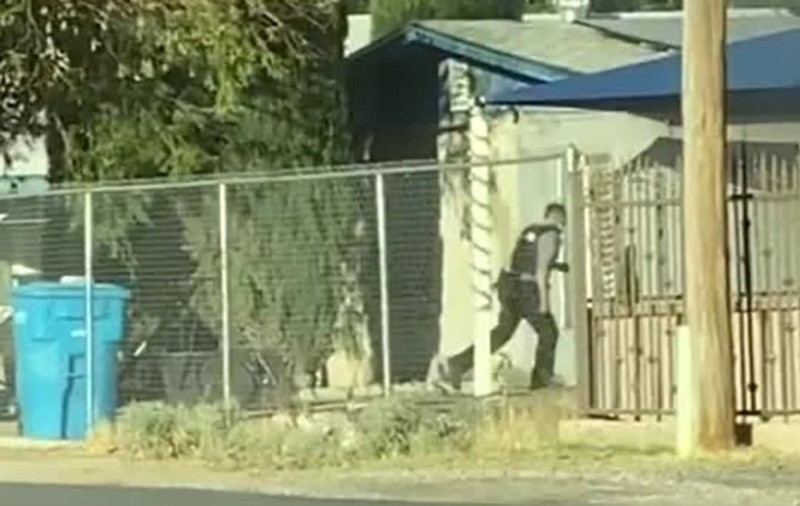 VIDEO|Misiune de salvare spectaculoasă în Texas. Un polițist a intrat într-o casă cuprinsă de flăcări pentru a salva un copil de 8 ani: “Abia puteam să respir”
