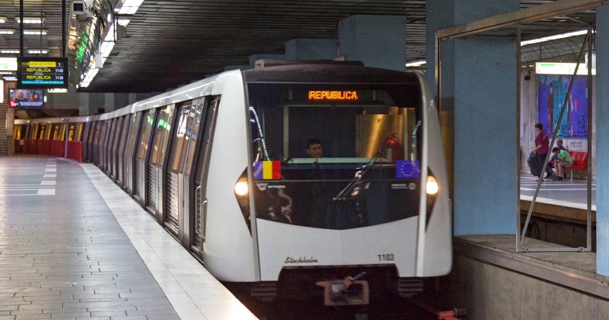 Tren de metrou oprit în stație la peron, având afișată pe panoul electronic frontal destinația „REPUBLICA”.