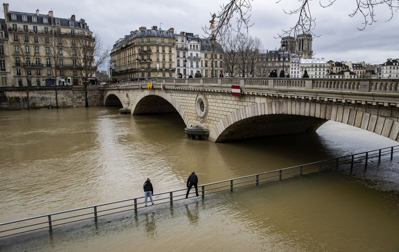 Sena a ieșit din matcă. Autoritățile din Paris au emis cod galben de inundații