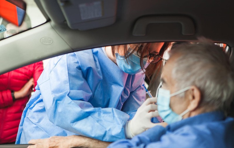 Aproape 10.000 de persoane au fost vaccinate la centrul drive-thru de la Piața Constituției. Care e situația în țară