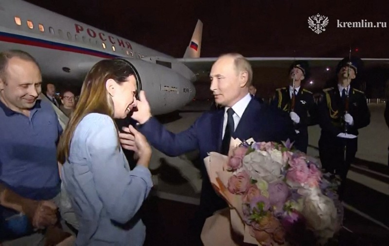 Un asasin, o familie de spioni și copiii lor și un infractor informatic, printre rușii eliberați de Occident. Putin i-a așteptat cu garda de onoare