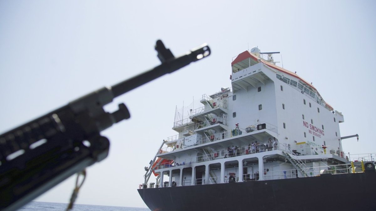 Marinari stau pe punte deasupra unei găuri despre care Marina SUA spune că a fost făcută de o mină de tip limpet pe petrolierul Kokuka Courageous, avariat sub pavilion panamez și deținut de japonezi, ancorat în largul coastei Fujairah, Emiratele Arabe Unite, 19 iunie 2025