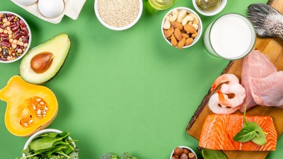 alimente-dieta-mediteraneana-avocado-somon-caju-masine verzi