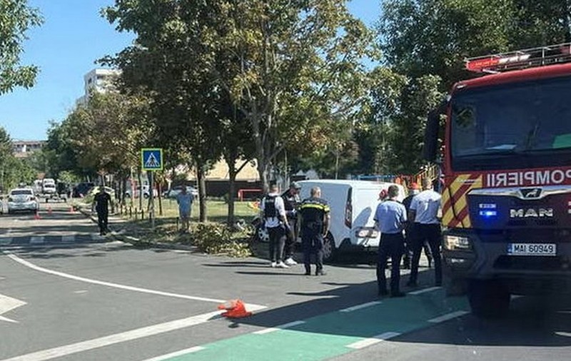 Drogat la volanul unei dubițe, un tânăr a intrat într-un copac, în Oradea. Ce au descoperit polițiștii că transporta pe ascuns