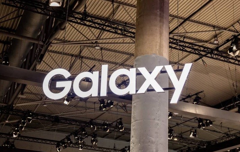 Logo-ul Samsung Galaxy deasupra unui stand expozițional.