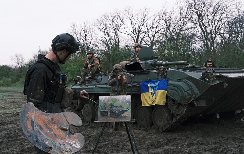 Max, pictor de război. Un artist britanic a fost cu șevaletul în linia întâi, lucrările sale sunt vândute în scop caritabil pentru a ajuta ucrainenii: „Nimic nu este prea periculos ca să împiedice arta”