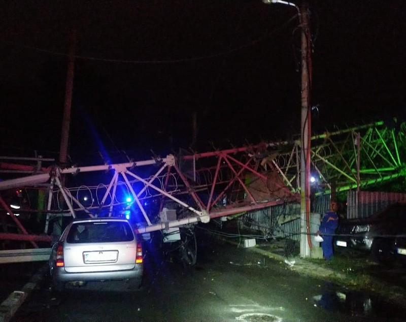 Furtună violentă în București și în Ilfov. Două persoane rănite, după ce o antenă GSM a căzut peste casele lor