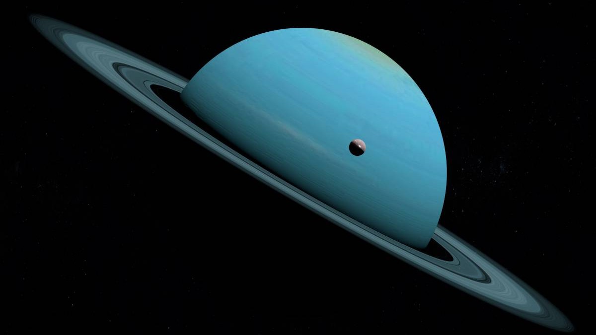 Planeta Uranus, văzută în spațiu, în timp ce în jurul ei orbitează o planetă mică, maro
