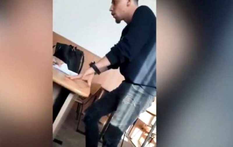 Elevul de 20 de ani care şi-a ameninţat profesoara cu "capu-n gură" este liber. Sebi Roşca a petrecut doar 24 de ore în arest