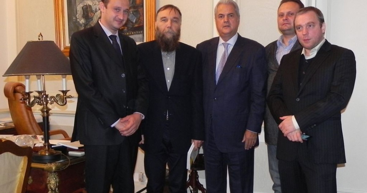 Dughin, la o vizită în România, în 2013, alături de Adrian Năstase la sediul Fundației Europene Titulescu. Foto: ziaruldevrancea