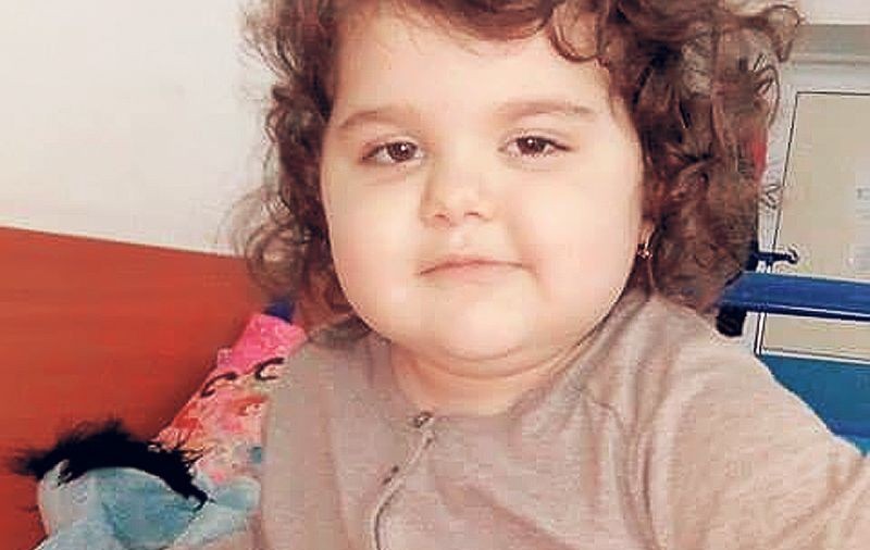 «E singurul meu copil, e sufletul meu! Ajutaţi-mă!» | Tratată timp de câteva luni de o banală urticarie, Măriuca a fost diagnosticată tardiv cu neuroblastom