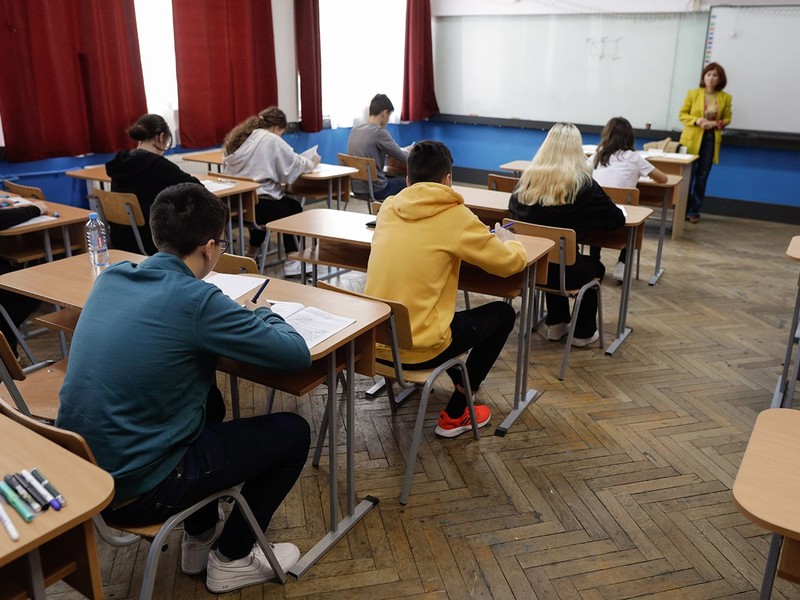Elevi de clasa a VIII-a susțin simularea de examen național la proba scrisă de limbă română, la un centru de examen