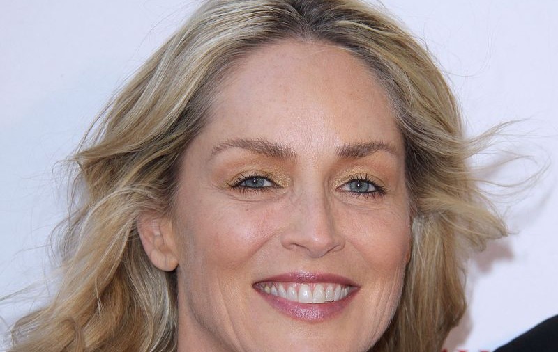 Sharon Stone, surprinsă DOAR în SUTIEN prin Bucureşti. Imaginea a făcut instantaneu înconjurul lumii 