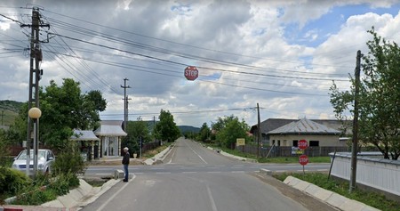 Cele trei indicatoare „STOP” nu ajută prea mult, susțin localnicii