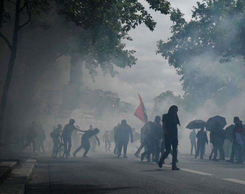 Violențe la Paris chiar de Ziua Franței. Poliția a folosit gaze lacrimogene împotriva manifestanților