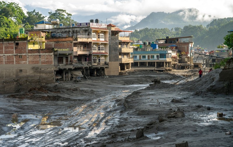 Un supravieţuitor al inundaţiilor din Nepal povesteşte cum a scăpat în ultima clipă: „Am văzut moartea peste tot, dar sunt în viaţă”