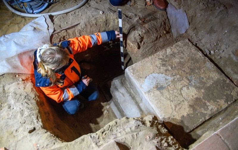 Un misterios pasaj secret a fost descoperit într-un loc funerar din epoca de piatră