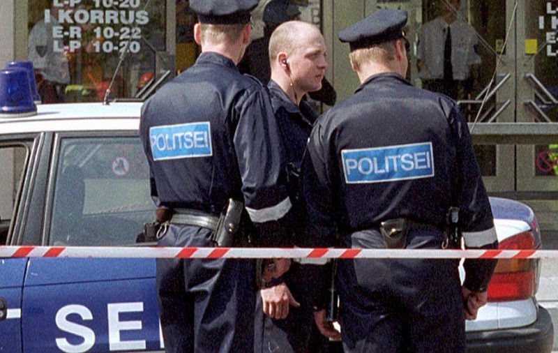 Poliţiştii estonieni beau apă de colonie