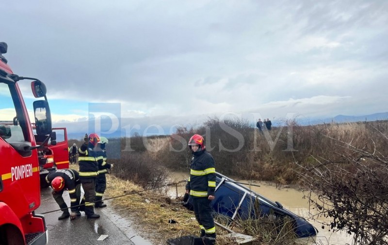 Un băiat de 13 ani, mama și bunica lui s-au înecat în Satu Mare, după ce mașina lor a derapat și a ajuns într-un șanț. O fată de 17 ani, singura supraviețuitoare