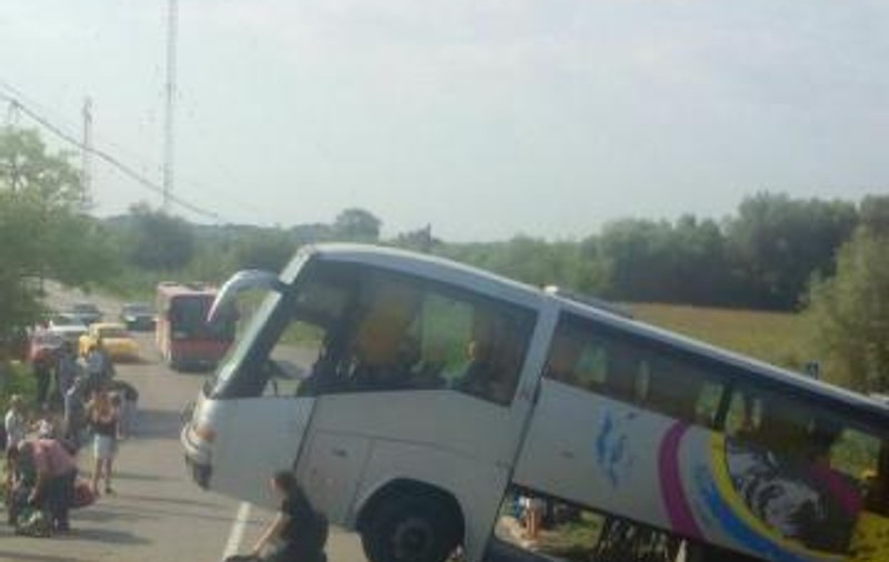 Autocar implicat într-un accident rutier, în județul Tulcea. Avea aproape 40 de pasageri la bord, iar doi au fost răniți