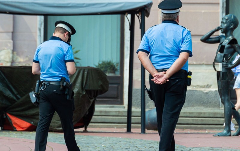 Un polițist s-a făcut de râs într-un magazin din Slatina, după ce a fost prins în fapt de angajați