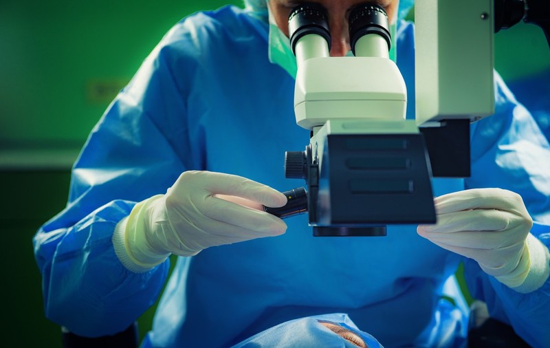 Un bărbat din Slovacia și-a pierdut complet vederea după ce medicii i-au scos din greșeală ochiul sănătos