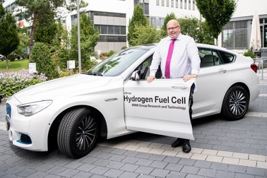 Peter Altmaier, ministrul german al Economiei și Energiei, stă lângă o mașină BMW pe hidrogen | Foto: Hepta