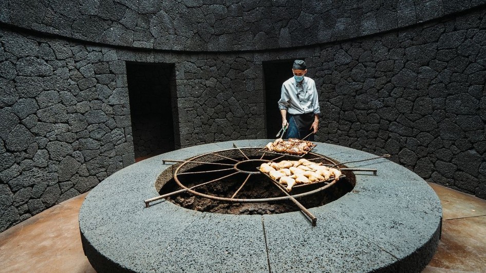 Parcul Național Timanfaya, Spania –  Un bucătar pregătește pui la grătar pe căldura vulcanică în restaurantul El Diablo