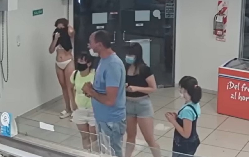 VIDEO | O femeie s-a dezbrăcat și a folosit rochia în loc de mască, într-o gelaterie, în Argentina
