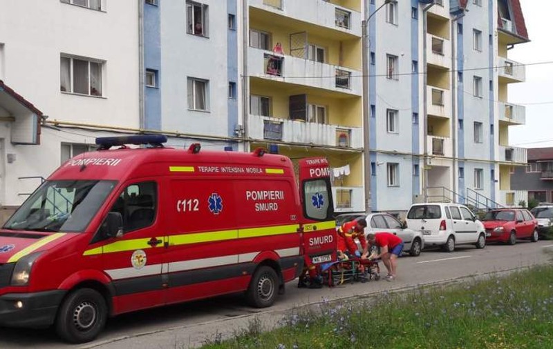 Un dentist din Bistrița s-a aruncat pe geam și a murit pe loc. Bărbatul era depresiv